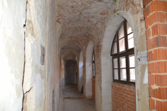 chodba-podel-vnitrniho-nadvori